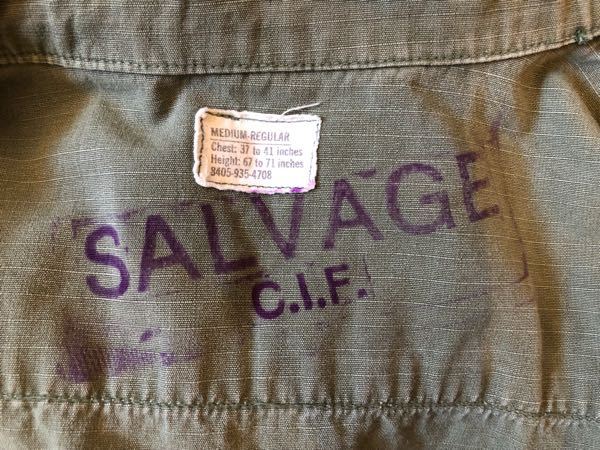 【写真あり】ジャングルファティーグの謎 ジャングルファティーグ（袖が簡略化された5th）を購入したのですが、襟元にsalvage C.I.F. とスタンプが押してあります。 こちらどのような意...