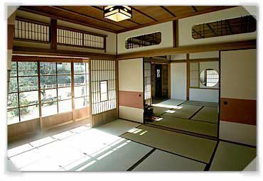 昔の日本家屋にみられる屋内の壁にある丸い窓？は何という名称でしょうか？