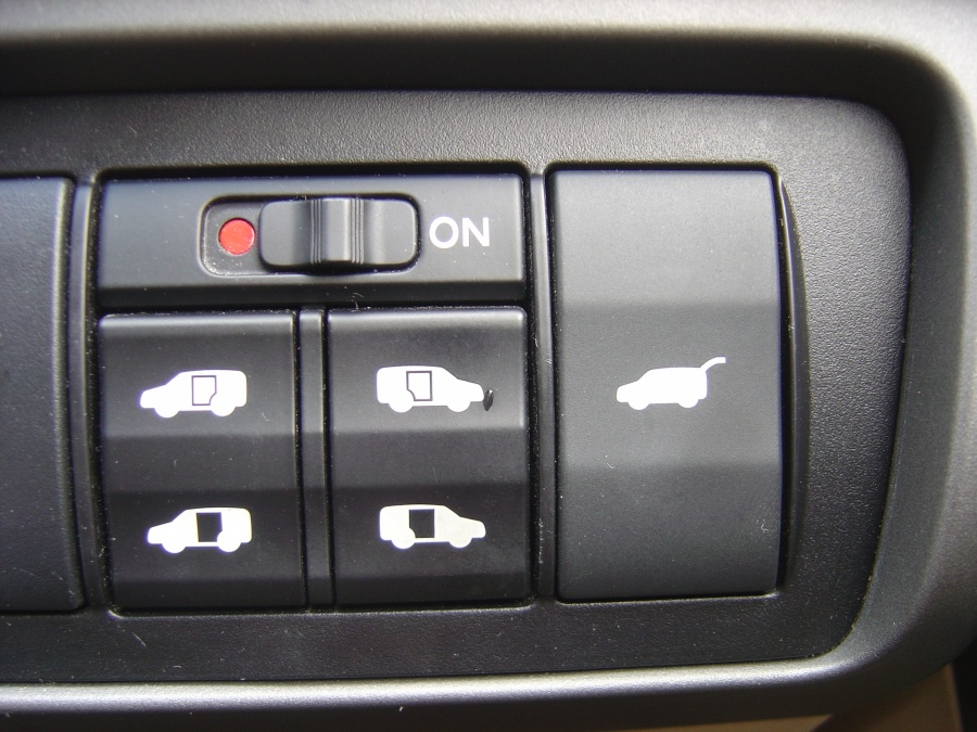 なぜ運転席のドアて自動で開いたり閉まったりしないのですか。 ・・・・・・・・・・・・・・・・・・・・・・・・・・・・ 例えばミニバンのスライドドアで自動で電動で開いたり閉まったりしますが。 よく分からないのですが。 なぜ運転席の横開きドアも電動でスイッチを押したら自動で開け閉めできめるようにならないのですか。 と質問したら。 自動で開いたら隣のクルマにドアパンチをしてしまうから。 という回答がありそうですが。 最近はリアゲートも電動で開きますが。 ですが障害物が合ったら自動で停止しますが。 運転席のドアも自動で停止できるのでは。 それはそれとして。 自動で運転席のドアが開いたり閉まったりしたら楽ちんだと思うのですが。 なぜ自動ドアにしないのですか。 余談ですが。 ベンツとかなら自動でもいいと思うのですが。