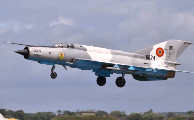 ルーマニア、MiG-21の一掃を決定、ノルウェーと、中古のF-１6戦闘機３2機の 購入契約を締結。 NATO内での相互運用性の向上も目的。 https://news.yahoo.co.jp/articles/4dc1955913caf108bd2cccd1e8e0333ae979c8f6 一掃するMiG-21は、どうするんだろう？ 廃棄処分かな？ ルーマニアは、事故率が高いMiG-21を飛行停止にしている。 MiG-21でもウクライナは欲しいと云うかな？ 廃棄するならくれ ! と