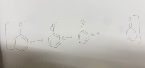 化学の共鳴について教えていただきたいです。 左から三つ目はOの結合しているCが5本出てるのでこれを4本にして最終的な形に持って行きたいのですが、どうしたらいいですか？ お願いします