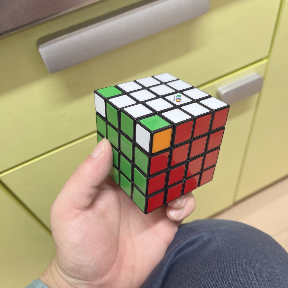 4×4×4のルービックキューブについて質問です。 最後がいつも画像のような状態になるのですが どこか手順を飛ばしていますか？ わかる方いらっしゃいますか？
