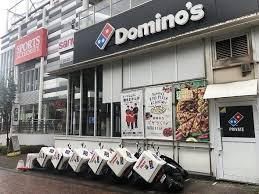 【ほんまもんのドミノ 大喜利】 ピザを配達しようとしたドミノピザの店員 商品を持って家を出たら、配達バイクが ドミノ倒しになっていた時のつぶやき あるあるは？