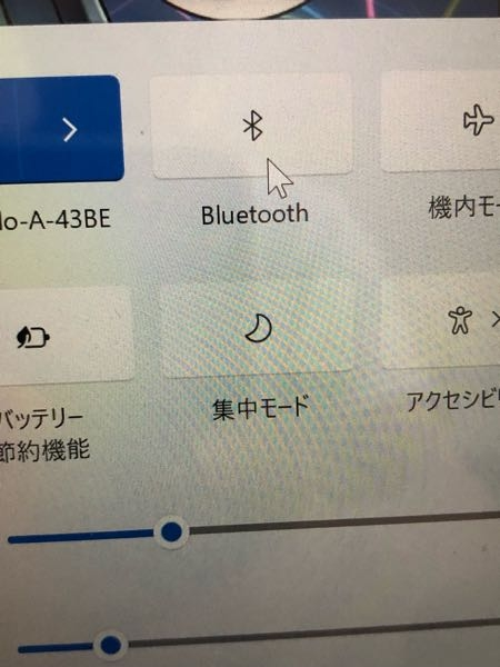 Windowsについての質問です ここのBluetoothボタンが一瞬AirPodsの表示に切り替わるのですが、一瞬で切れてしまいます。 何か対処法はありませんか？