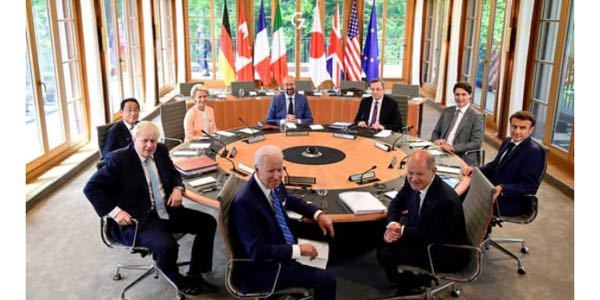 G7などの国際会議で各国首脳が丸テーブルや集合写真で集い談笑している映像には付近に通訳らしき方が見えませんが、こういう時は英語が喋れない首脳はニコニコして時が過ぎるのを待つだけになるのでしょうか...