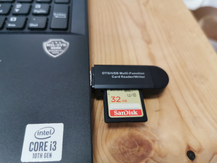 SDカードリーダーを買ったのですが USBをパソコンにさしても反応しません。 ほかのUSBは反応します。 ちなみに今日メルカリから届いた新品です。 1回目だけは反応したのですがSDカードの写真の中身が違いました。 それも何故か分かりません。 どうしたらいいですか？