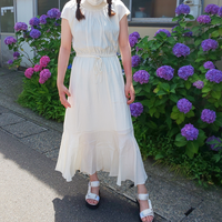 至急です 白ワンピースと白サンダルに合わせるなら 黒い靴下か Yahoo 知恵袋