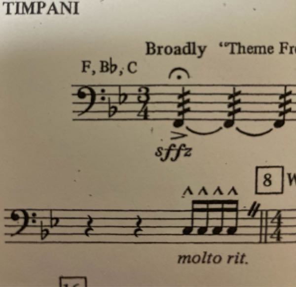 私は今吹奏楽部で今度 ジョン・ウィリアムズ・イン・コンサートを 演奏するのですが、この五線譜の上にあるF、B♭、Cの意味を教えて欲しいです、、。