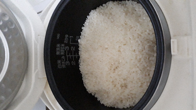 お礼コイン50枚つけました。 お米3合炊きたいんですけど、このお米の量で大丈夫そうですか？ これで大丈夫そうなら水は3の数字の辺りまで水を入れれば大丈夫なんでしょうか？ こんなに多かったっけ？と不安になりました。 結構お米がっつり減りましたし… DAISOの、2合のお米が一度に計れる計量カップっていうのを購入してきました。 心配で穴空いて壊れた計量カップでも同じか試してみたところ 穴空いてる計量カップで2回やったときとだいたい2合のラインが同じ量だったので安心したんですけど… それプラス1合で3合だと思ったので、半分にして釜に入れたんてすけど、この量で本当に合ってますか？ 怖くてまだ次のステップへ進んでないので、早めの回答お願いします！ 画像については、横になってしまい申し訳ありません。