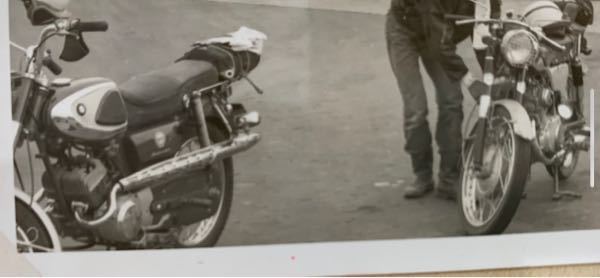 昭和39年（1964）ごろの写真です。 バイクの車種が知りたいのですが、なんとかお分かりになる方はいらっしゃらないでしょうか。 祖父のアルバムを見ていたら発見し、非常に気になっています。 スズキのように見えるのですが。 よろしくお願い致します。