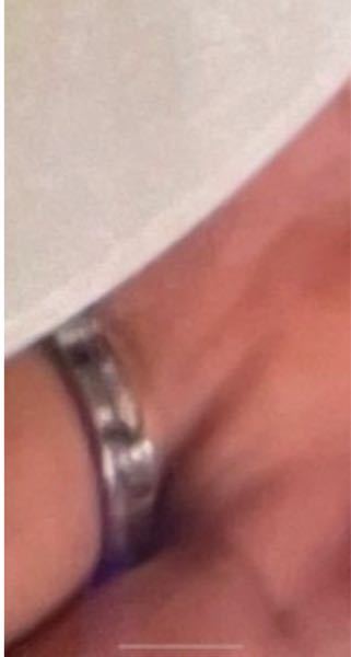 画質が悪いのと、きちんと見えてなくて申し訳ないのですが、こちらの指輪はなんという商品名でしょうか？