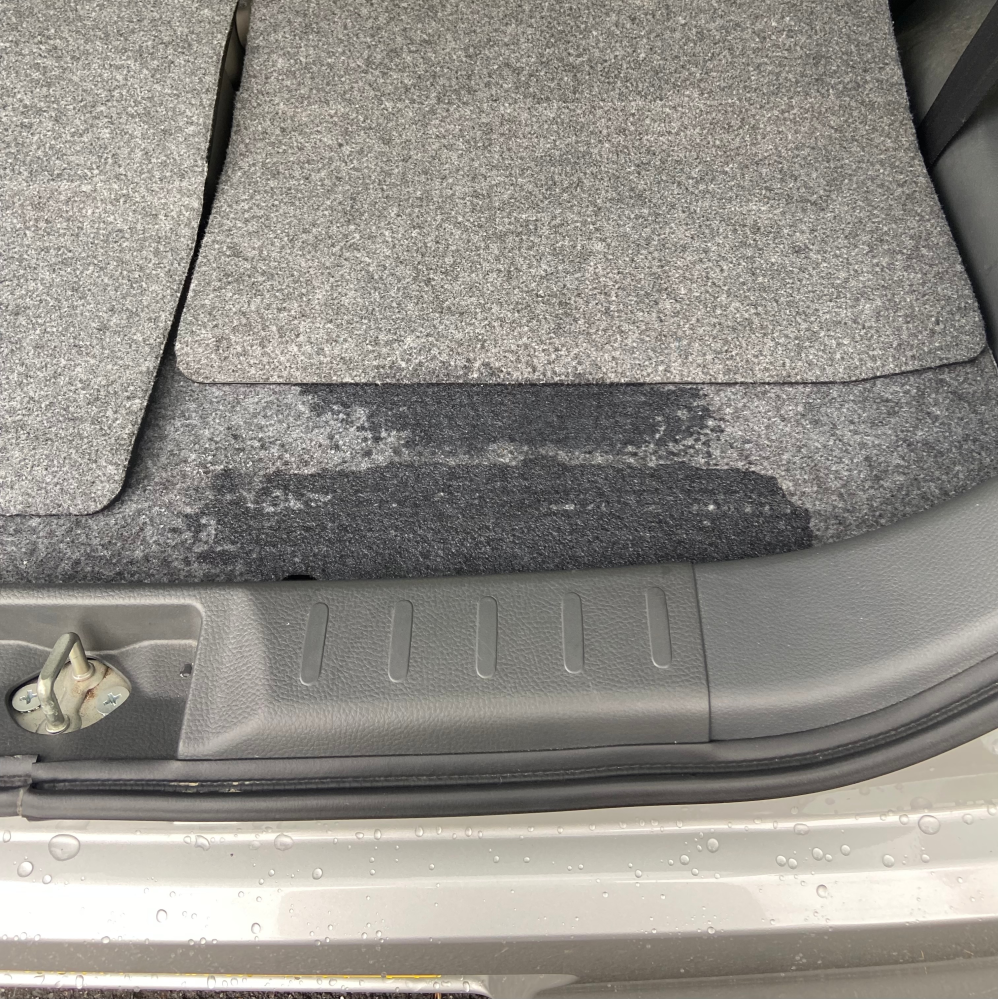 ワゴンrを購入したのですが 後ろ トランク部分 を開けると一部が濡れてま Yahoo 知恵袋