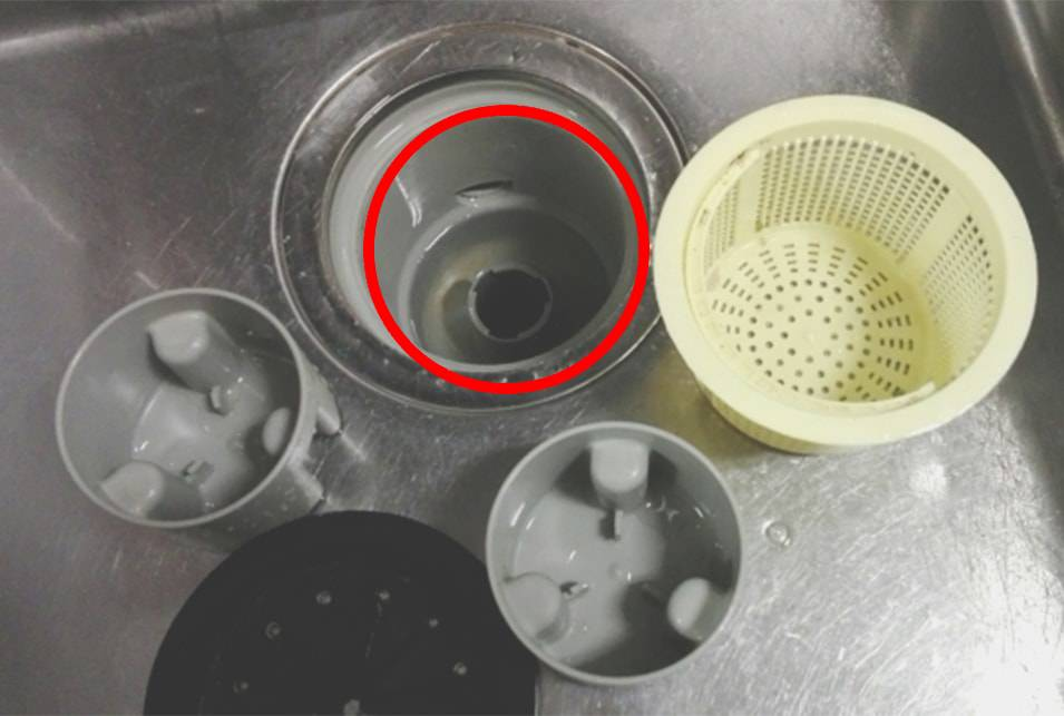 排水溝の赤い丸の中心部の筒状の中ははどうやって掃除していますか？ （拾い画像です） この中が臭う気がします パイプ掃除用のジェルですか？ いくらジェルと言っても側面になかなかうまく塗れなくないですか？