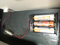 科学のプロ様、この電池式をUSB式(USB経由でコンセントから電気を取れる様に)改造する事って可能でしょうか？ 又は、良い方法(今の状態だと毎日電池を充電しなくてはならなくて、非常に面倒臭いし、直ぐに威力が落ちる。ちなみにこれは、学校で工作で作った扇風機です)やり方を教えて下さい！全くの初心者ですので、電気図だけでなく、「ここを切って、これに繋げて」みたいな具体例もお願いします（ ; ; ）