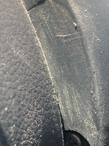 車の内装にある樹脂パーツの一部なのですが、この傷を目立たなくするにはどうすれば良いでしょうか？