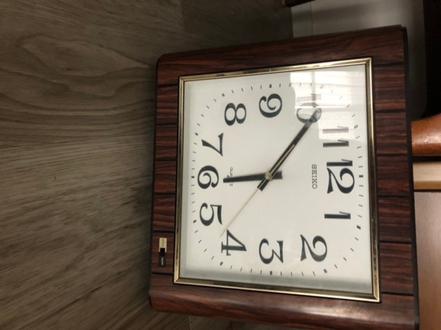 古いレトロなSEIKOの掛け時計を譲っていただきました。 時刻を合わせたいのと、時報の音を小さくしたいのですが、やり方が分かりません(＞＜) 時計の裏にQB506Bと書いてあります。 どなたか知...