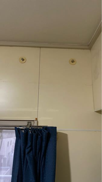 今度引っ越す部屋にエアコンがないので取り付ける予定なのですが、この公団ボルトの位置で既製品は取り付けられますか？ 素人感覚ですが、右の壁までのスペースが短い気がして。