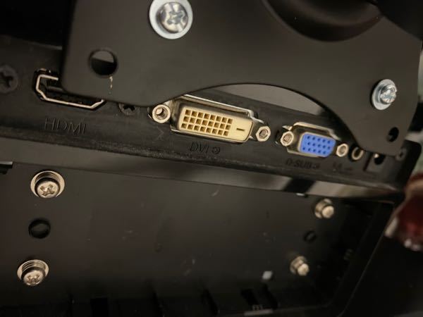 モニターアームを付けたのですがHDMIと電源コードが刺さらない 