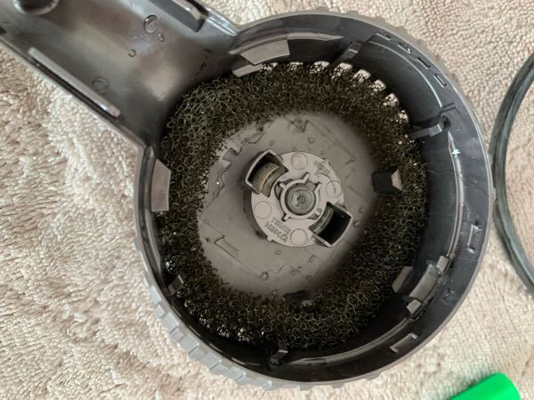 ダイソンの掃除機掃除していてモーター背面カバーを外したら、中の