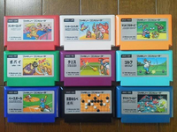 ファミコンのカセットはソフトによって色がちがっていてカラフルで  