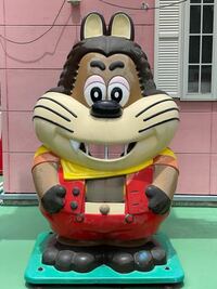福岡にある だざいふ遊園地 の入口横にある うさぎ たぬき のオブジ Yahoo 知恵袋