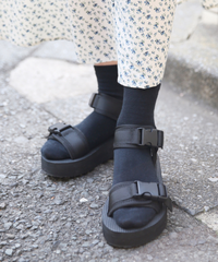 サンダルに靴下履く意味はなんですか 靴履けばよくないですか ダサいし Yahoo 知恵袋