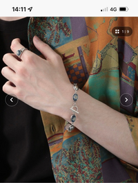 男でこのブレスレットつけるのはダサいですかね 見えにくいかもですけど青色 Yahoo 知恵袋