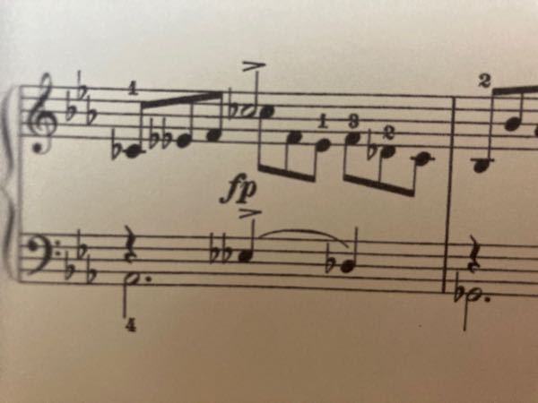 至急 ピアノの曲を練習していたのですが、フラットが2個ついているところはどう弾けば良いのでしょうか？ ミ♭がなんの音になりますか？
