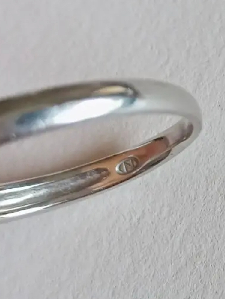 プラチナのリングを譲って頂いたのですが、裏の刻印がどこの プラチナのリングを譲って頂いたのですが、裏の刻印がどこの