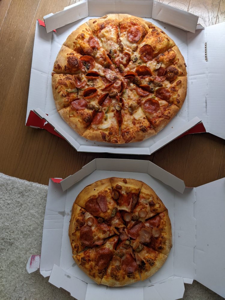 ピザは好きですか？ この宅配ピザのLサイズとMサイズだと何人で食べられますか？