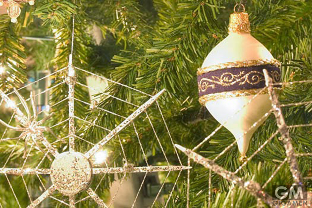 ウクライナの民話に出てくる クリスマスツリーを金銀の糸で飾ってくれる蜘蛛と 地獄で糸を垂らして助けてくれる芥川龍之介の蜘蛛 どちらが嬉しいですか？