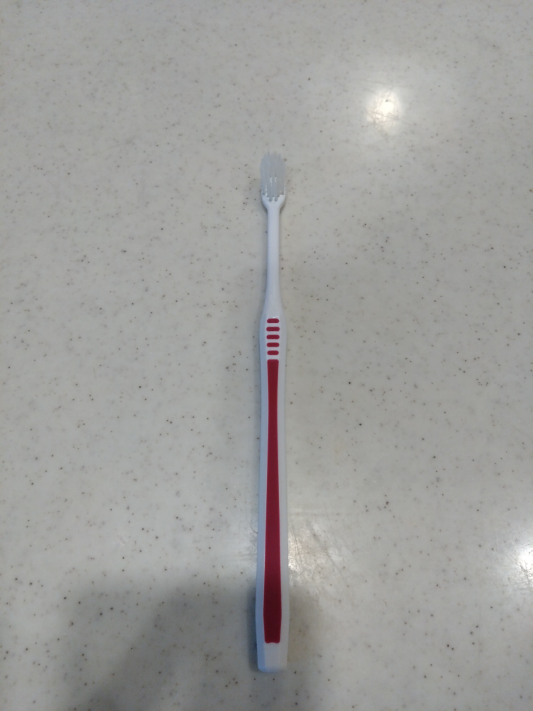 この歯ブラシがどちらのメーカーなのか探しています。 見た目などはクリニカに似てますが、持ち手にメーカー名が無く、使い心地もクリニカではないようです。 ご存知の方、教えていただけないでしょうか？