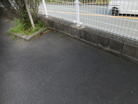 このアスファルトって雨が降ったら地下に染み込みますか 写 Yahoo 知恵袋