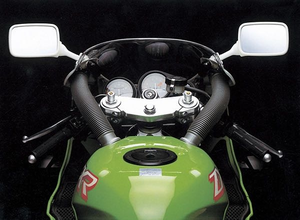 カワサキのZXR250について質問です。ZXRにはダクトホースが付いてい