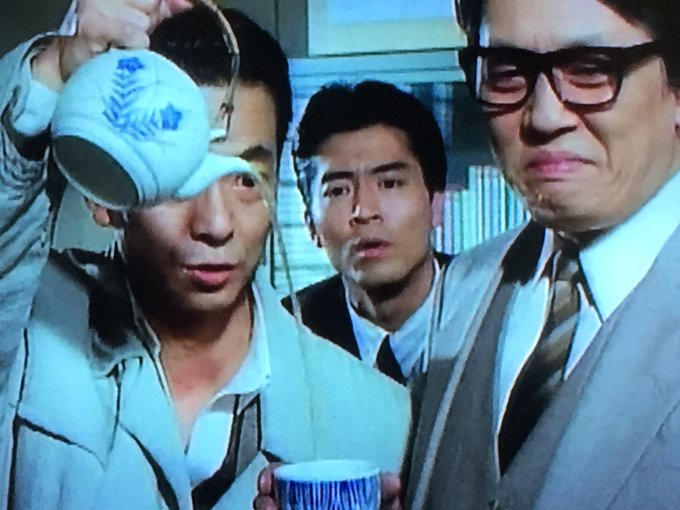 画像は『刑事貴族 2』でのワンシーン。 水谷豊氏が茶を高い位置から湯呑に注いでいる。 これは『相棒』でお馴染みのシーンの原型と断定して良いですか? あと、茶を注いでもらっている眼鏡を掛けた俳優は...