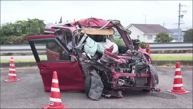 高速saの駐車場で 停車中の中型貨物車に軽乗用車が衝突軽運転の Yahoo 知恵袋