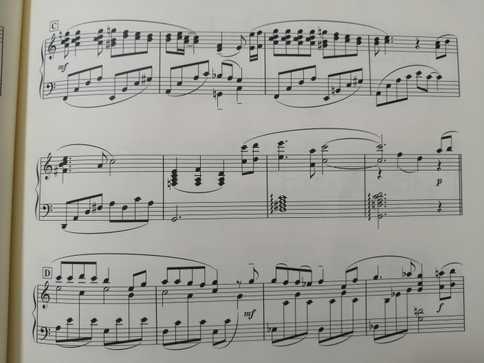 このピアノの楽譜の、臨時記号がついた小節の次の小節にナチュラルがついてるのは何故ですか？ 臨時記号はその小節内だけで有効だと思うのですが、次の小節にナチュラルをつける意味はあるのですか？ナチュラル音で弾くことはわかるので問題ないのですがただただ疑問です。わかる方いらっしゃったら教えてください。 ちなみに久石譲さん編曲の「あの夏へ」の楽譜です。