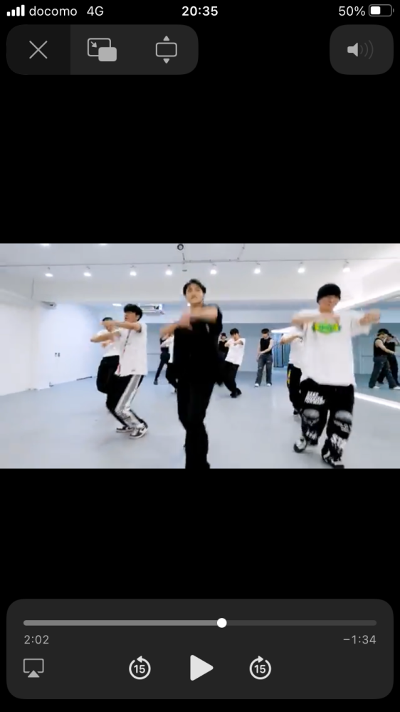 韓国グループ Ateez「Guerrilla」のダンス動画でバックダンサーが履いている黒色文字入りのパンツを探しています。 ブランド等、詳しく分かられましたら教えて下さい。 上着は白Tシャツの緑...