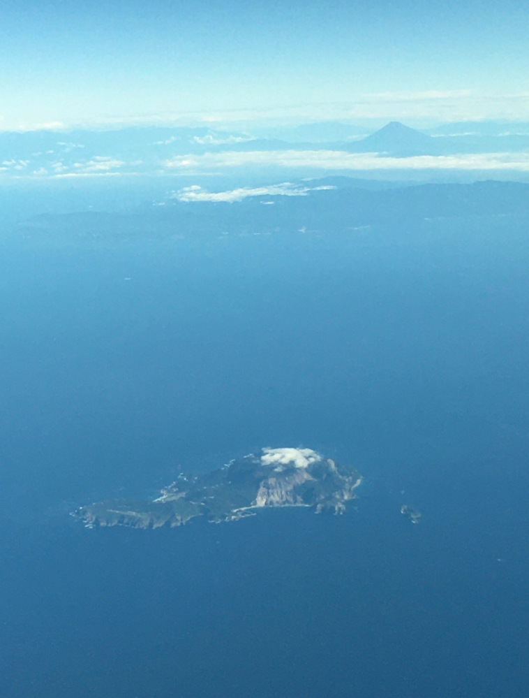 右奥は富士山ですが、手前の島は何島でしょうか。