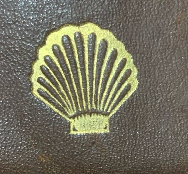 実家を整理していたら古い二つ折りの財布を見つけたのですが、このマークは何かわかる方いらっしゃいますか？財布の皮はおそらくですが蛇柄です。
