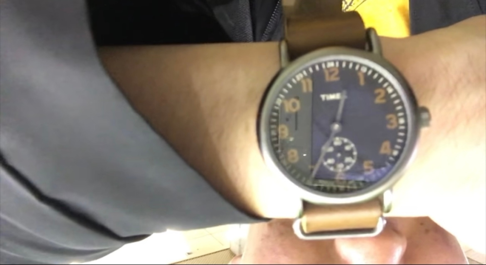 レイクレのどば師匠さんが着けていた腕時計なんですが、なんの時計かわかる方いらっしゃいませんか？画像を添付しますが、画質が悪いです。すみません。 ↓こちらの動画の10:45辺りにあります https://youtu.be/SGV84sMrOf0