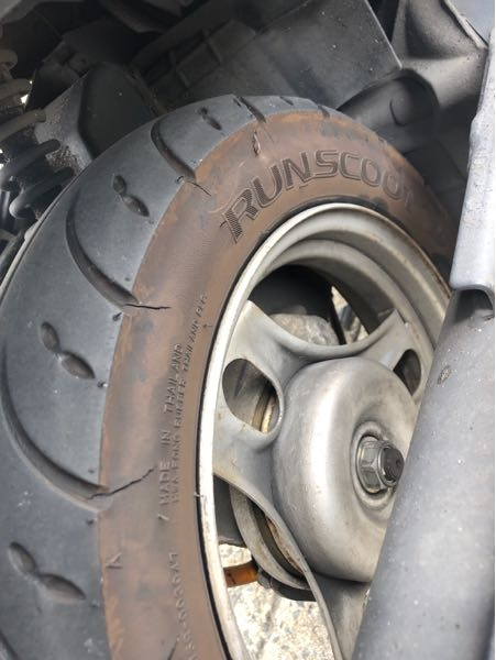 原付の後輪タイヤを交換して半年、タイヤに何個か亀裂が出てきました。それと金属片みたいなものも出てきました？抜かったのか？これは空気の入れ過ぎで起こる原因ですか？