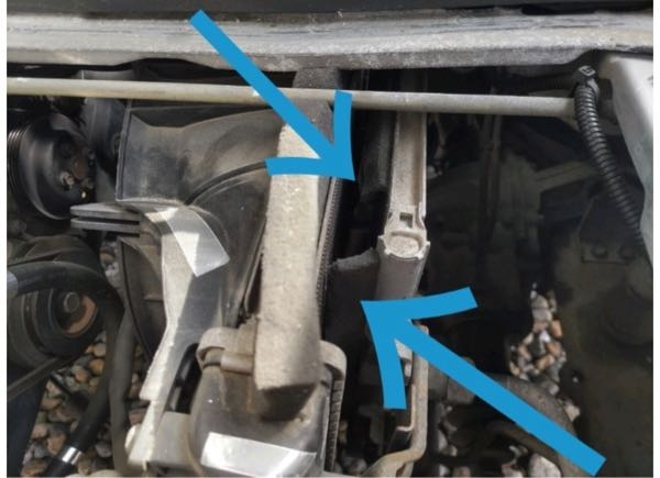 s210pのハイゼットトラックで、ラジエーターの前にエアコンのコンデンサーがあります。 矢印のスポンジが無くなってるんですけど、エアコンの効きに影響すると思いますか？
