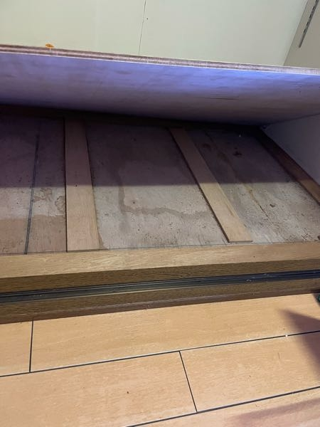 設計士や建築士の方に質問です。 賃貸マンションのクローゼットの床を補強し耐荷重強度をあげたいのですが。 写真はクローゼットの床（1cmのベニヤ板をめくったもの）の中はこんな感じです。 どんな細...