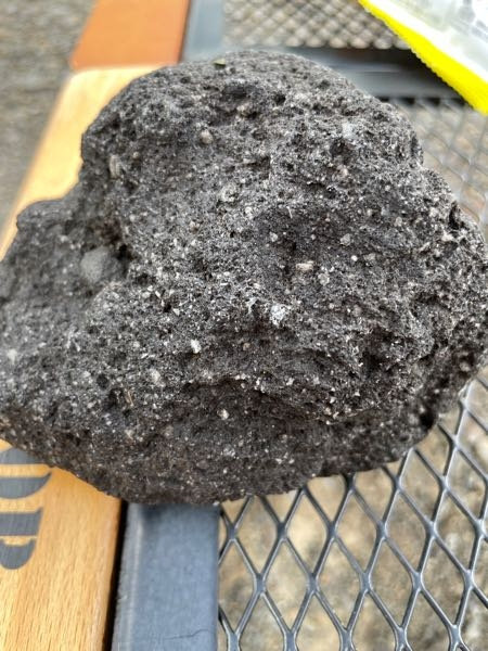 これは溶岩石でしょうか？ また、違う場合は何の石でしょうか？