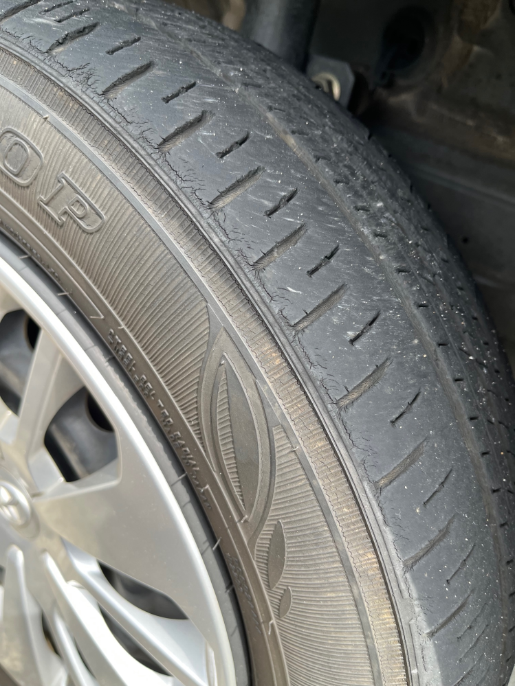 タイヤのヒビについて タイヤに細かいヒビがたくさんあります。 新車装着タイヤで２年半、溝は4.2mm、走行距離は14000kmです。 このヒビどの程度の状態でしょうか？ 車検頃までには交換しようと思っていますが、あと約半年程度普通に乗れるでしょうか？