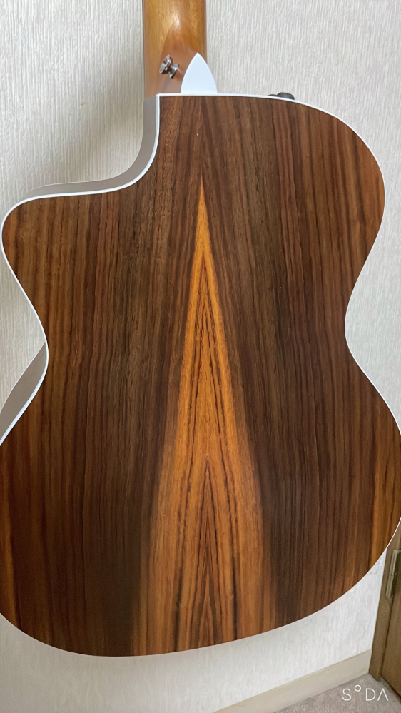 先日楽器屋でtaylor 214ce rosewood を購入しました。音が個人的にとても好みで裏のバックのデザイン？木目？ も好みでした。しかし他の同じ機種のギターのバックとは色合いがかなり違...
