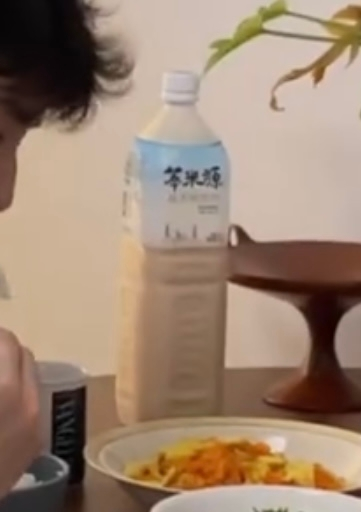 この画像の水色ぽいラベルに漢字の書いたペットボトルの飲み物の名前と何かわかる方お教えいただきたいです。 元の画像が中国の方が撮っている動画なので中国の飲料だと思います。