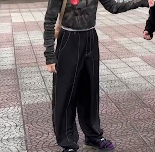 YouTuberの平成フラミンゴのにこちゃんが動画で着ていたこのズボンはどこのですか？どこで買えますか？ 仙台のベニーランド？に行った時の動画です。