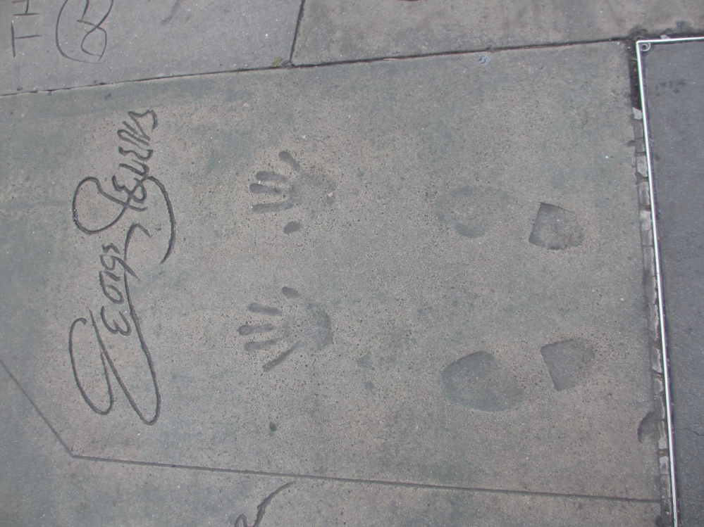 ハリウッドの有名人達の手形がある場所で撮影したのですが、どなたのサインか分からず困っております。 画像のものはどなたのサイン、手形でしょうか？